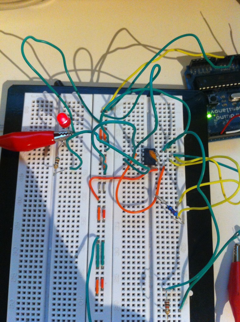 555 Timer pulsing at 38 kHz. The Arduino on the right side is only used as a 5V source.